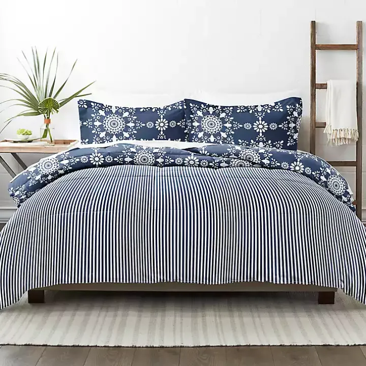 Navy Daisy Medallion Queen 3-pc. Comforter Set