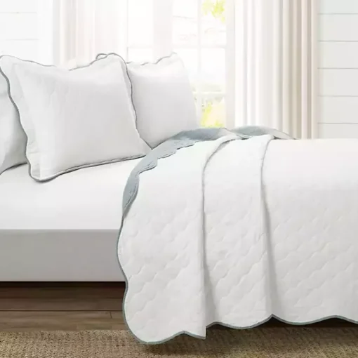 White and Blue Scallop 3-pc. Full/Queen Quilt Set