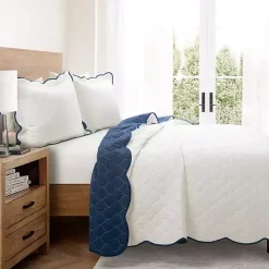 White and Navy Scallop 3-pc. King Quilt Set