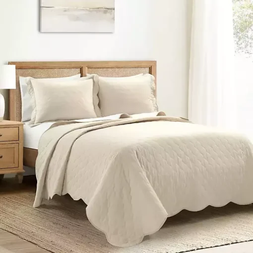 White and Tan Scallop 3-pc. King Quilt Set