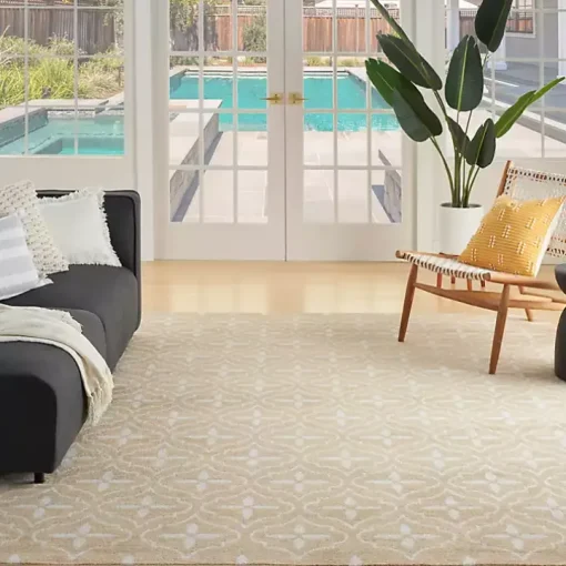 Beige & Ivory Quatrefoil Indoor/Outdoor Rug, 5x7