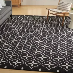Black & Ivory Quatrefoil Indoor/Outdoor Rug, 5x7