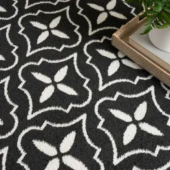 Black & Ivory Quatrefoil Indoor/Outdoor Rug, 5x7