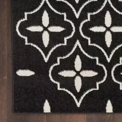 Black & Ivory Quatrefoil Indoor/Outdoor Rug, 5x7