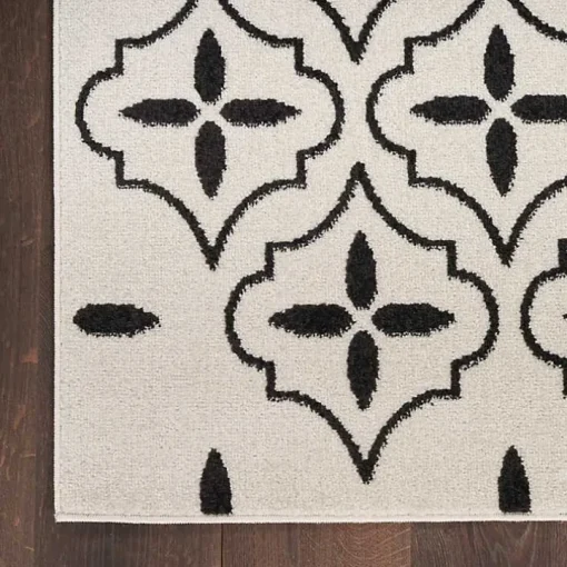 Ivory & Black Quatrefoil Indoor/Outdoor Rug, 8x10