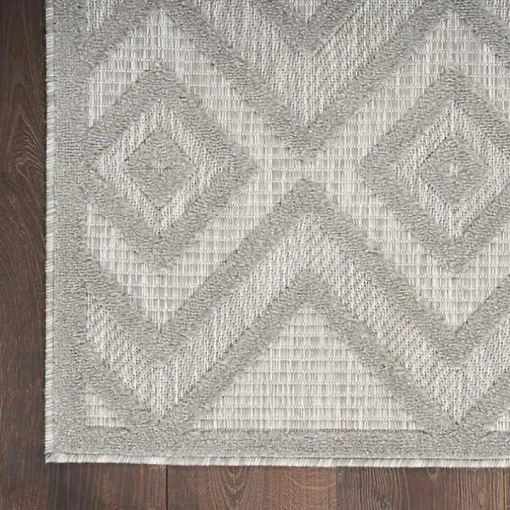Silver Gray Diamond Indoor/Outdoor Area Rug, 4x6